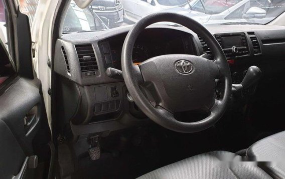 Selling White Toyota Hiace 2018 at 5500 km -3