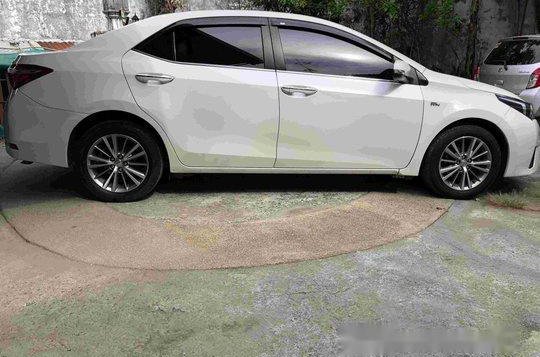 White Toyota Corolla Altis Automatic 2014 for sale  -2