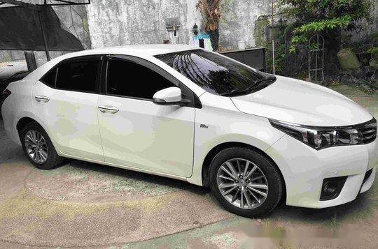 White Toyota Corolla Altis Automatic 2014 for sale  -4