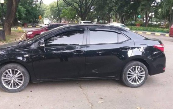 Sell Black 2016 Toyota Corolla Altis at 13000 km -3