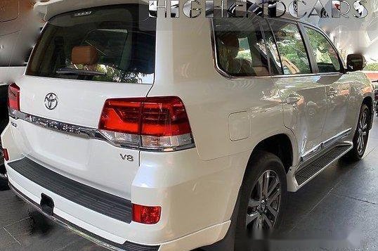Selling White Toyota Land Cruiser 2019 Automatic Diesel-2