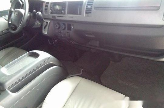 White Toyota Hiace 2013 at 59536 km for sale -9