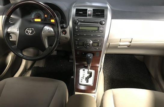 Sell Pearlwhite 2013 Toyota Corolla Altis in Quezon City -8