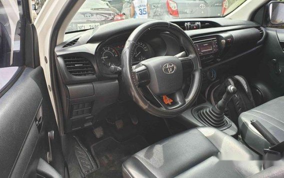 White Toyota Hilux 2016 at 32000 km for sale -9