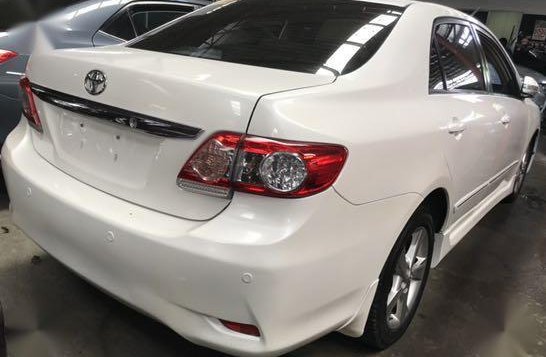 Sell Pearlwhite 2013 Toyota Corolla Altis in Quezon City -4