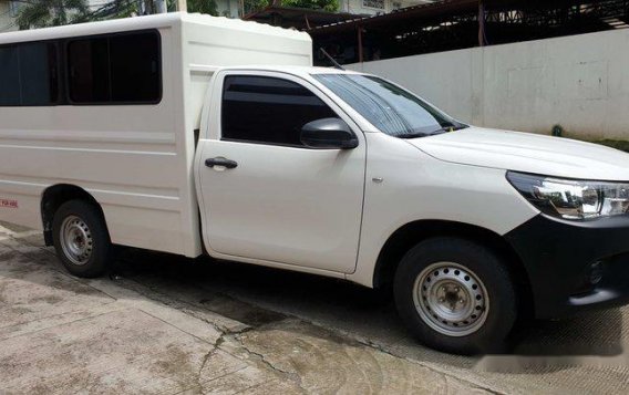 White Toyota Hilux 2016 at 32000 km for sale -1