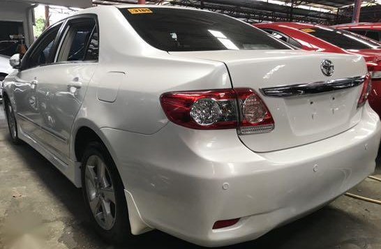 Sell Pearlwhite 2013 Toyota Corolla Altis in Quezon City -3
