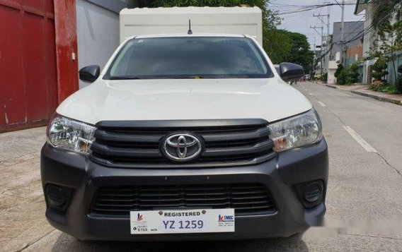 White Toyota Hilux 2016 at 32000 km for sale 