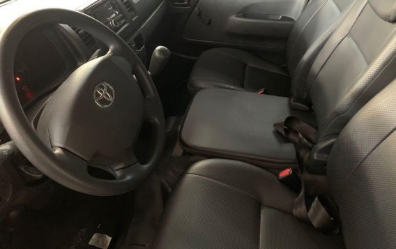 Silver Toyota Hiace 2018 for sale in Quezon City -8