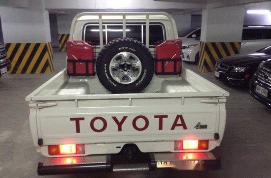 Selling White Toyota Land Cruiser 2017 at 1700 km-3