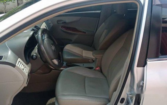 Silver Toyota Corolla Altis 2009 Automatic Gasoline for sale -3