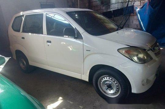White Toyota Avanza 2009 for sale in Quezon City