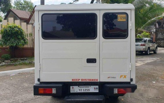 White Toyota Hilux 2016 at 32000 km for sale-4