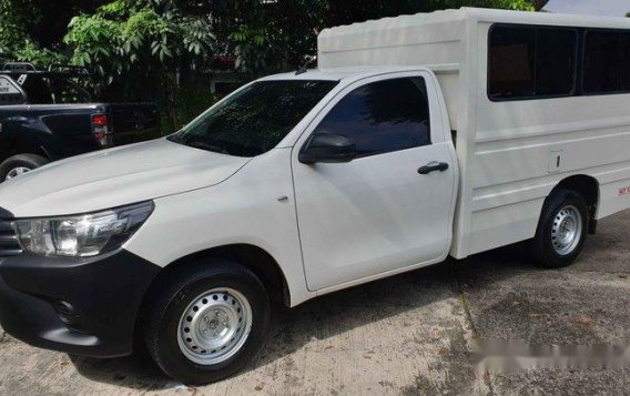 White Toyota Hilux 2016 at 32000 km for sale-2