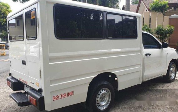 White Toyota Hilux 2016 at 32000 km for sale-3