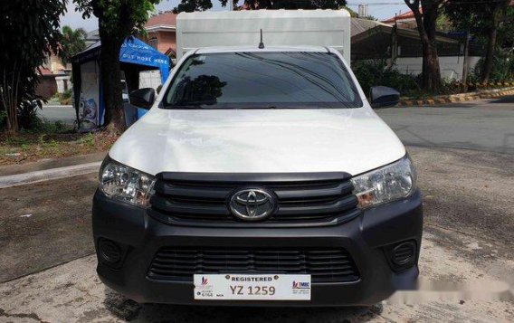 White Toyota Hilux 2016 at 32000 km for sale-1