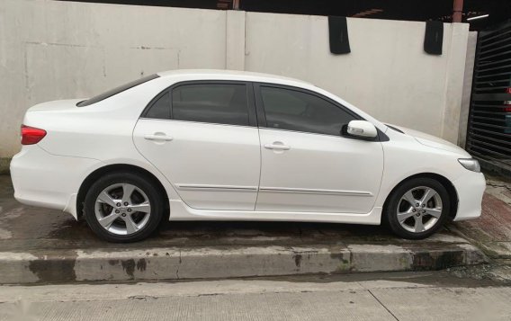 White Toyota Corolla Altis 2013 for sale in Quezon City -3