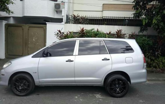 2011 Toyota Innova for sale in Quezon City-2