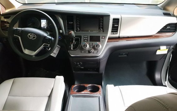 2019 Toyota Sienna for sale in Quezon City-2