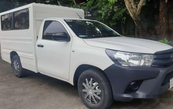 Sell White 2016 Toyota Hilux at 28000 km 