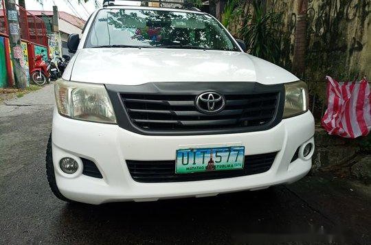Selling White Toyota Hilux 2012 Manual Diesel -3