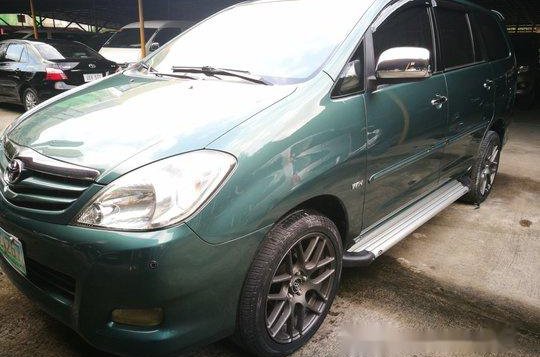 Selling Green Toyota Innova 2011 at 49000 km -1