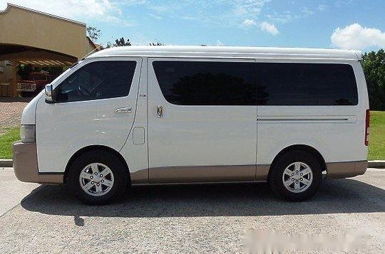 Selling White Toyota Hiace 2011 in Quezon City -5
