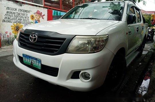 Selling White Toyota Hilux 2012 Manual Diesel 