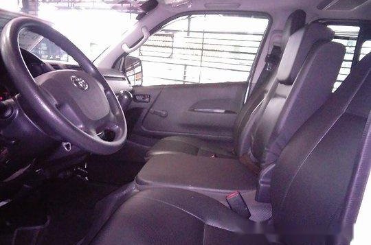 White Toyota Hiace 2017 at 33313 km for sale-8