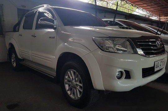 Selling White Toyota Hilux 2014 at 10000 km -1