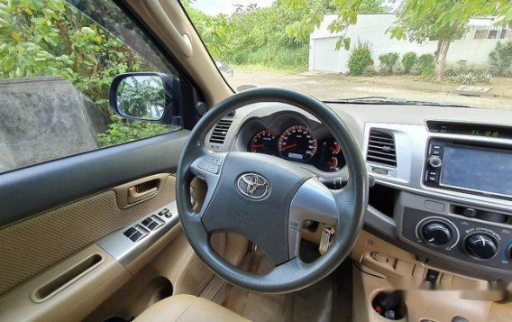 Selling Black Toyota Hilux 2013 at 58937 km-3