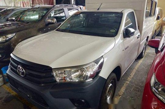 Selling White Toyota Hilux 2018 Manual Diesel -2