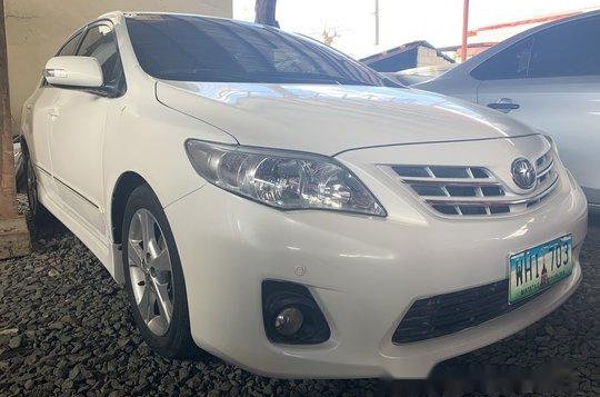 Selling White Toyota Corolla Altis 2013 at 52000 km 