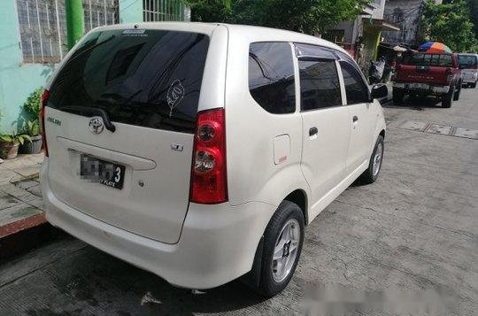 White Toyota Avanza 2011 at 80000 km for sale-3
