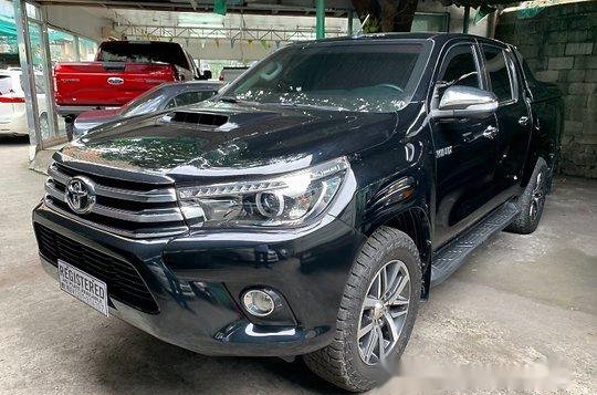 Selling Black Toyota Hilux 2017 at 43000 km -1