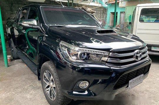 Selling Black Toyota Hilux 2017 at 43000 km 