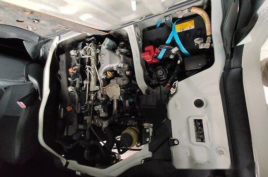 Selling White Toyota Hiace 2017 at 28000 km-11