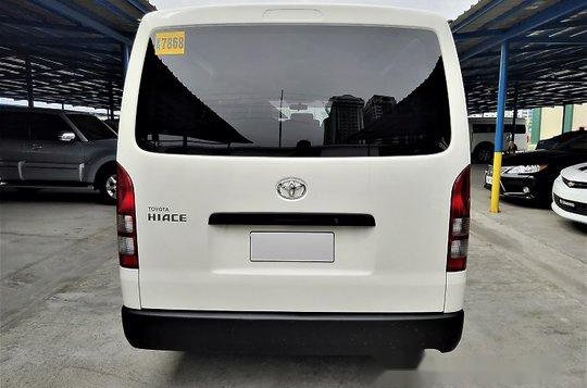 Selling White Toyota Hiace 2017 at 28000 km-2