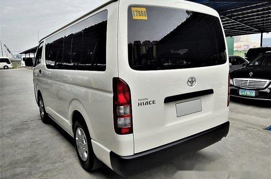 Selling White Toyota Hiace 2017 at 28000 km-3