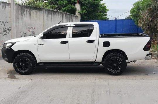 White Toyota Hilux 2016 for sale in Cebu -3