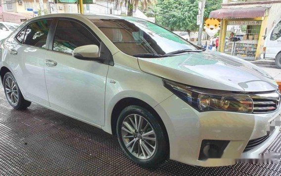 White Toyota Corolla altis 2016 Automatic Gasoline for sale-2