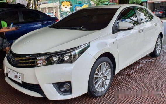 White Toyota Corolla altis 2016 Automatic Gasoline for sale-3