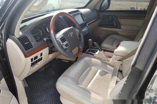 Black Toyota Land Cruiser 2015 at 91000 km for sale-7