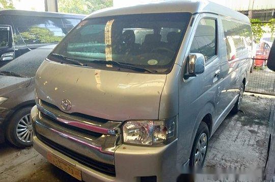 White Toyota Hiace 2018 at 43000 km for sale-1