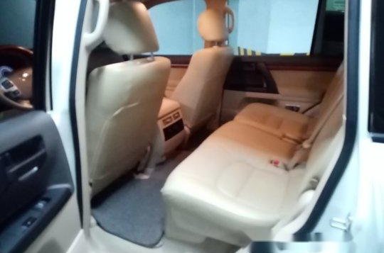 White Toyota Land Cruiser 2013 for sale in Quezon City-6