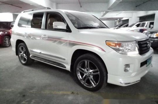 White Toyota Land Cruiser 2013 for sale in Quezon City-2