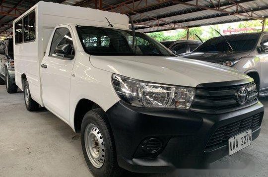 Selling White Toyota Hilux 2017 at 28000 km -1