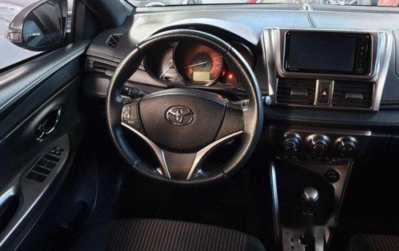 Grey Toyota Yaris 2016 at 14000 km for sale-4