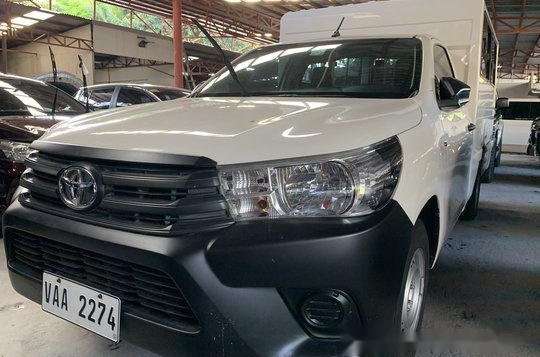 Selling White Toyota Hilux 2017 at 28000 km 