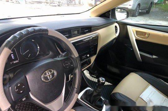 Sell Black 2017 Toyota Corolla Altis at 28000 km -6